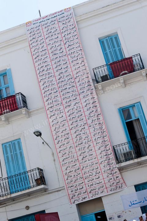 15 août 2011 : liste des martyrs de la Révolution sur le mur du siège historique de la syndicale de l'UGTT. manifestation devant le siège de l'UGGT, refusant de s'associer à la manif offciielle de l'UGTT réunie à la Bourse du Travail sous l'égide du secrétaire général controversé JRAD, les syndicalistes organisent une manifestation parralèle au siège historique de l'UGGT avant de réjoindre l'avenue Habib Bourguiba qui ménera à des affrontements avec la police.