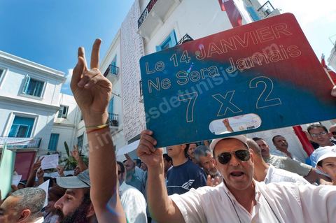 15 août 2011 : liste des martyrs de la Révolution sur le mur du siège historique de la syndicale de l'UGTT. manifestation devant le siège de l'UGGT, refusant de s'associer à la manif offciielle de l'UGTT réunie à la Bourse du Travail sous l'égide du secrétaire général controversé JRAD, les syndicalistes organisent une manifestation parralèle au siège historique de l'UGGT avant de réjoindre l'avenue Habib Bourguiba qui ménera à des affrontements avec la police.