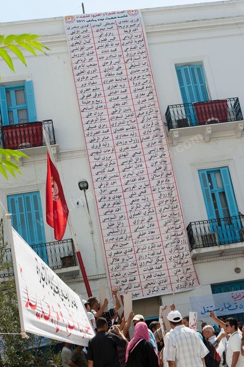 15 août 2011 : liste des martyrs de la Révolution sur le mur du siège historique de la syndicale de l'UGTT. manifestation devant le siège de l'UGGT, refusant de s'associer à la manif offciielle de l'UGTT réunie à la Bourse du Travail sous l'égide du secrétaire général controversé JRAD, les syndicalistes organisent une manifestation parralèle au siège historique de l'UGGT avant de réjoindre l'avenue Habib Bourguiba qui ménera à des affrontements avec la police.