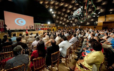18 août : Allocution du Premier Ministre tunisien de transition, M. Béji Caïd Essebsi, au Palais des Congrès de Tunis. Le Premier ministre tunisien Béji Caïd Essebsi a assuré jeudi que son gouvernement faisait "l'impossible" pour mener à bien la transition et conduire le pays aux élections, dans un discours à la Nation prononcé au Palais des Congrès à Tunis."On a fait l'impossible", a déclaré M. Caïd Essebsi dans un discours de 40 minutes en forme de plaidoyer prononcé devant quelque 250 personnalités politiques et représentants de la société civile."Le gouvernement assume ses responsabilités malgré les difficultés", a ajouté le Premier ministre, en évoquant une situation économique et sociale "très difficile" et en affirmant entendre "les revendications du peuple"."Notre objectif fondamental est d'arriver à l'élection de la Constituante le 23 octobre et d'organiser un scrutin libre et transparent. Si nous n'y arrivons pas, notre gouvernement aura échoué, la révolution aura échoué", a déclaré le Premier ministre, confronté à une contestation croissante.Le gouvernement de transition de M. Caïd Essebsi dirige le pays depuis la fin février, dans la foulée de la chute du régime du président Zine el Abidine Ben Ali, chassé du pouvoir le 14 janvier par un soulèvement populaire.