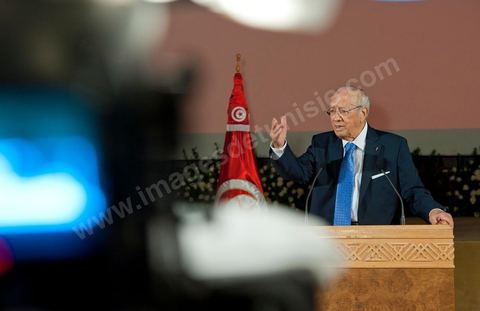 18 août : Allocution du Premier Ministre tunisien de transition, M. Béji Caïd Essebsi, au Palais des Congrès de Tunis. Le Premier ministre tunisien Béji Caïd Essebsi a assuré jeudi que son gouvernement faisait "l'impossible" pour mener à bien la transition et conduire le pays aux élections, dans un discours à la Nation prononcé au Palais des Congrès à Tunis."On a fait l'impossible", a déclaré M. Caïd Essebsi dans un discours de 40 minutes en forme de plaidoyer prononcé devant quelque 250 personnalités politiques et représentants de la société civile."Le gouvernement assume ses responsabilités malgré les difficultés", a ajouté le Premier ministre, en évoquant une situation économique et sociale "très difficile" et en affirmant entendre "les revendications du peuple"."Notre objectif fondamental est d'arriver à l'élection de la Constituante le 23 octobre et d'organiser un scrutin libre et transparent. Si nous n'y arrivons pas, notre gouvernement aura échoué, la révolution aura échoué", a déclaré le Premier ministre, confronté à une contestation croissante.Le gouvernement de transition de M. Caïd Essebsi dirige le pays depuis la fin février, dans la foulée de la chute du régime du président Zine el Abidine Ben Ali, chassé du pouvoir le 14 janvier par un soulèvement populaire.