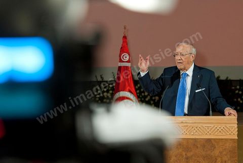 18 août : Allocution du Premier Ministre tunisien de transition, M. Béji Caïd Essebsi, au Palais des Congrès de Tunis. Le Premier ministre tunisien Béji Caïd Essebsi a assuré jeudi que son gouvernement faisait "l'impossible" pour mener à bien la transition et conduire le pays aux élections, dans un discours à la Nation prononcé au Palais des Congrès à Tunis."On a fait l'impossible", a déclaré M. Caïd Essebsi dans un discours de 40 minutes en forme de plaidoyer prononcé devant quelque 250 personnalités politiques et représentants de la société civile."Le gouvernement assume ses responsabilités malgré les difficultés", a ajouté le Premier ministre, en évoquant une situation économique et sociale "très difficile" et en affirmant entendre "les revendications du peuple"."Notre objectif fondamental est d'arriver à l'élection de la Constituante le 23 octobre et d'organiser un scrutin libre et transparent. Si nous n'y arrivons pas, notre gouvernement aura échoué, la révolution aura échoué", a déclaré le Premier ministre, confronté à une contestation croissante.Le gouvernement de transition de M. Caïd Essebsi dirige le pays depuis la fin février, dans la foulée de la chute du régime du président Zine el Abidine Ben Ali, chassé du pouvoir le 14 janvier par un soulèvement populaire.
