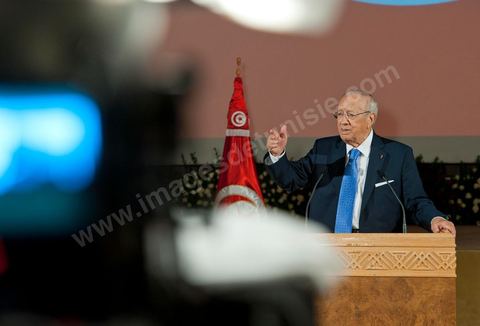 18 août : Allocution du Premier Ministre tunisien de transition, M. Béji Caïd Essebsi, au Palais des Congrès de Tunis. Le Premier ministre tunisien Béji Caïd Essebsi a assuré jeudi que son gouvernement faisait "l'impossible" pour mener à bien la transition et conduire le pays aux élections, dans un discours à la Nation prononcé au Palais des Congrès à Tunis."On a fait l'impossible", a déclaré M. Caïd Essebsi dans un discours de 40 minutes en forme de plaidoyer prononcé devant quelque 250 personnalités politiques et représentants de la société civile."Le gouvernement assume ses responsabilités malgré les difficultés", a ajouté le Premier ministre, en évoquant une situation économique et sociale "très difficile" et en affirmant entendre "les revendications du peuple"."Notre objectif fondamental est d'arriver à l'élection de la Constituante le 23 octobre et d'organiser un scrutin libre et transparent. Si nous n'y arrivons pas, notre gouvernement aura échoué, la révolution aura échoué", a déclaré le Premier ministre, confronté à une contestation croissante.Le gouvernement de transition de M. Caïd Essebsi dirige le pays depuis la fin février, dans la foulée de la chute du régime du président Zine el Abidine Ben Ali, chassé du pouvoir le 14 janvier par un soulèvement populaire.