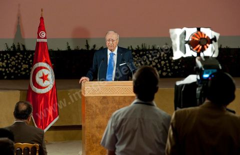 18 août : Allocution du Premier Ministre tunisien de transition, M. Béji Caïd Essebsi, au Palais des Congrès de Tunis. Le Premier ministre tunisien Béji Caïd Essebsi a assuré jeudi que son gouvernement faisait "l'impossible" pour mener à bien la transition et conduire le pays aux élections, dans un discours à la Nation prononcé au Palais des Congrès à Tunis."On a fait l'impossible", a déclaré M. Caïd Essebsi dans un discours de 40 minutes en forme de plaidoyer prononcé devant quelque 250 personnalités politiques et représentants de la société civile."Le gouvernement assume ses responsabilités malgré les difficultés", a ajouté le Premier ministre, en évoquant une situation économique et sociale "très difficile" et en affirmant entendre "les revendications du peuple"."Notre objectif fondamental est d'arriver à l'élection de la Constituante le 23 octobre et d'organiser un scrutin libre et transparent. Si nous n'y arrivons pas, notre gouvernement aura échoué, la révolution aura échoué", a déclaré le Premier ministre, confronté à une contestation croissante.Le gouvernement de transition de M. Caïd Essebsi dirige le pays depuis la fin février, dans la foulée de la chute du régime du président Zine el Abidine Ben Ali, chassé du pouvoir le 14 janvier par un soulèvement populaire.