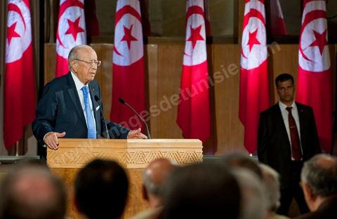 18 août : Allocution du Premier Ministre tunisien de transition, M. Béji Caïd Essebsi, au Palais des Congrès de Tunis. Le Premier ministre tunisien Béji Caïd Essebsi a assuré jeudi que son gouvernement faisait "l'impossible" pour mener à bien la transition et conduire le pays aux élections, dans un discours à la Nation prononcé au Palais des Congrès à Tunis."On a fait l'impossible", a déclaré M. Caïd Essebsi dans un discours de 40 minutes en forme de plaidoyer prononcé devant quelque 250 personnalités politiques et représentants de la société civile."Le gouvernement assume ses responsabilités malgré les difficultés", a ajouté le Premier ministre, en évoquant une situation économique et sociale "très difficile" et en affirmant entendre "les revendications du peuple"."Notre objectif fondamental est d'arriver à l'élection de la Constituante le 23 octobre et d'organiser un scrutin libre et transparent. Si nous n'y arrivons pas, notre gouvernement aura échoué, la révolution aura échoué", a déclaré le Premier ministre, confronté à une contestation croissante.Le gouvernement de transition de M. Caïd Essebsi dirige le pays depuis la fin février, dans la foulée de la chute du régime du président Zine el Abidine Ben Ali, chassé du pouvoir le 14 janvier par un soulèvement populaire.