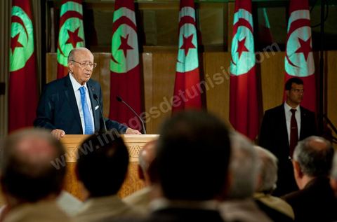 18 août : Allocution du Premier Ministre tunisien de transition, M. Béji Caïd Essebsi, au Palais des Congrès de Tunis. Le Premier ministre tunisien Béji Caïd Essebsi a assuré jeudi que son gouvernement faisait "l'impossible" pour mener à bien la transition et conduire le pays aux élections, dans un discours à la Nation prononcé au Palais des Congrès à Tunis."On a fait l'impossible", a déclaré M. Caïd Essebsi dans un discours de 40 minutes en forme de plaidoyer prononcé devant quelque 250 personnalités politiques et représentants de la société civile."Le gouvernement assume ses responsabilités malgré les difficultés", a ajouté le Premier ministre, en évoquant une situation économique et sociale "très difficile" et en affirmant entendre "les revendications du peuple"."Notre objectif fondamental est d'arriver à l'élection de la Constituante le 23 octobre et d'organiser un scrutin libre et transparent. Si nous n'y arrivons pas, notre gouvernement aura échoué, la révolution aura échoué", a déclaré le Premier ministre, confronté à une contestation croissante.Le gouvernement de transition de M. Caïd Essebsi dirige le pays depuis la fin février, dans la foulée de la chute du régime du président Zine el Abidine Ben Ali, chassé du pouvoir le 14 janvier par un soulèvement populaire.