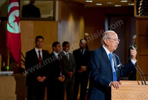 18 août : Allocution du Premier Ministre tunisien de transition, M. Béji Caïd Essebsi, au Palais des Congrès de Tunis. Le Premier ministre tunisien Béji Caïd Essebsi a assuré jeudi que son gouvernement faisait "l'impossible" pour mener à bien la transition et conduire le pays aux élections, dans un discours à la Nation prononcé au Palais des Congrès à Tunis."On a fait l'impossible", a déclaré M. Caïd Essebsi dans un discours de 40 minutes en forme de plaidoyer prononcé devant quelque 250 personnalités politiques et représentants de la société civile."Le gouvernement assume ses responsabilités malgré les difficultés", a ajouté le Premier ministre, en évoquant une situation économique et sociale "très difficile" et en affirmant entendre "les revendications du peuple"."Notre objectif fondamental est d'arriver à l'élection de la Constituante le 23 octobre et d'organiser un scrutin libre et transparent. Si nous n'y arrivons pas, notre gouvernement aura échoué, la révolution aura échoué", a déclaré le Premier ministre, confronté à une contestation croissante.Le gouvernement de transition de M. Caïd Essebsi dirige le pays depuis la fin février, dans la foulée de la chute du régime du président Zine el Abidine Ben Ali, chassé du pouvoir le 14 janvier par un soulèvement populaire.