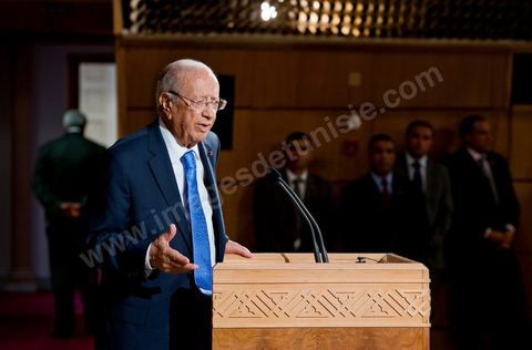 18 août : Allocution du Premier Ministre tunisien de transition, M. Béji Caïd Essebsi, au Palais des Congrès de Tunis. Le Premier ministre tunisien Béji Caïd Essebsi a assuré jeudi que son gouvernement faisait "l'impossible" pour mener à bien la transition et conduire le pays aux élections, dans un discours à la Nation prononcé au Palais des Congrès à Tunis."On a fait l'impossible", a déclaré M. Caïd Essebsi dans un discours de 40 minutes en forme de plaidoyer prononcé devant quelque 250 personnalités politiques et représentants de la société civile."Le gouvernement assume ses responsabilités malgré les difficultés", a ajouté le Premier ministre, en évoquant une situation économique et sociale "très difficile" et en affirmant entendre "les revendications du peuple"."Notre objectif fondamental est d'arriver à l'élection de la Constituante le 23 octobre et d'organiser un scrutin libre et transparent. Si nous n'y arrivons pas, notre gouvernement aura échoué, la révolution aura échoué", a déclaré le Premier ministre, confronté à une contestation croissante.Le gouvernement de transition de M. Caïd Essebsi dirige le pays depuis la fin février, dans la foulée de la chute du régime du président Zine el Abidine Ben Ali, chassé du pouvoir le 14 janvier par un soulèvement populaire.