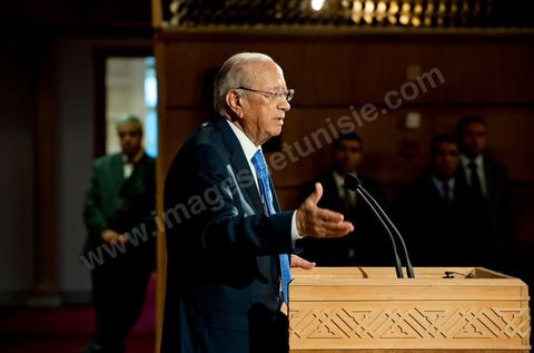 18 août : Allocution du Premier Ministre tunisien de transition, M. Béji Caïd Essebsi, au Palais des Congrès de Tunis. Le Premier ministre tunisien Béji Caïd Essebsi a assuré jeudi que son gouvernement faisait "l'impossible" pour mener à bien la transition et conduire le pays aux élections, dans un discours à la Nation prononcé au Palais des Congrès à Tunis."On a fait l'impossible", a déclaré M. Caïd Essebsi dans un discours de 40 minutes en forme de plaidoyer prononcé devant quelque 250 personnalités politiques et représentants de la société civile."Le gouvernement assume ses responsabilités malgré les difficultés", a ajouté le Premier ministre, en évoquant une situation économique et sociale "très difficile" et en affirmant entendre "les revendications du peuple"."Notre objectif fondamental est d'arriver à l'élection de la Constituante le 23 octobre et d'organiser un scrutin libre et transparent. Si nous n'y arrivons pas, notre gouvernement aura échoué, la révolution aura échoué", a déclaré le Premier ministre, confronté à une contestation croissante.Le gouvernement de transition de M. Caïd Essebsi dirige le pays depuis la fin février, dans la foulée de la chute du régime du président Zine el Abidine Ben Ali, chassé du pouvoir le 14 janvier par un soulèvement populaire.