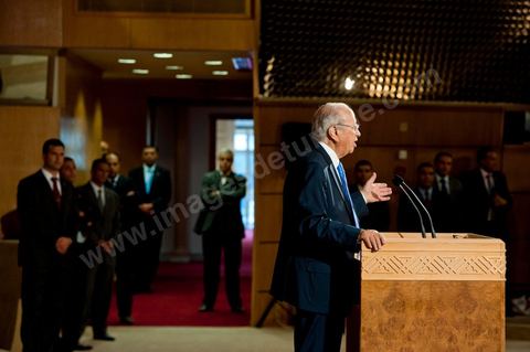 18 août : Allocution du Premier Ministre tunisien de transition, M. Béji Caïd Essebsi, au Palais des Congrès de Tunis. Le Premier ministre tunisien Béji Caïd Essebsi a assuré jeudi que son gouvernement faisait "l'impossible" pour mener à bien la transition et conduire le pays aux élections, dans un discours à la Nation prononcé au Palais des Congrès à Tunis."On a fait l'impossible", a déclaré M. Caïd Essebsi dans un discours de 40 minutes en forme de plaidoyer prononcé devant quelque 250 personnalités politiques et représentants de la société civile."Le gouvernement assume ses responsabilités malgré les difficultés", a ajouté le Premier ministre, en évoquant une situation économique et sociale "très difficile" et en affirmant entendre "les revendications du peuple"."Notre objectif fondamental est d'arriver à l'élection de la Constituante le 23 octobre et d'organiser un scrutin libre et transparent. Si nous n'y arrivons pas, notre gouvernement aura échoué, la révolution aura échoué", a déclaré le Premier ministre, confronté à une contestation croissante.Le gouvernement de transition de M. Caïd Essebsi dirige le pays depuis la fin février, dans la foulée de la chute du régime du président Zine el Abidine Ben Ali, chassé du pouvoir le 14 janvier par un soulèvement populaire.