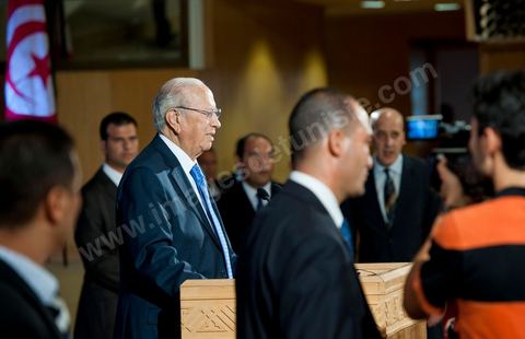 18 août : Allocution du Premier Ministre tunisien de transition, M. Béji Caïd Essebsi, au Palais des Congrès de Tunis. Le Premier ministre tunisien Béji Caïd Essebsi a assuré jeudi que son gouvernement faisait "l'impossible" pour mener à bien la transition et conduire le pays aux élections, dans un discours à la Nation prononcé au Palais des Congrès à Tunis."On a fait l'impossible", a déclaré M. Caïd Essebsi dans un discours de 40 minutes en forme de plaidoyer prononcé devant quelque 250 personnalités politiques et représentants de la société civile."Le gouvernement assume ses responsabilités malgré les difficultés", a ajouté le Premier ministre, en évoquant une situation économique et sociale "très difficile" et en affirmant entendre "les revendications du peuple"."Notre objectif fondamental est d'arriver à l'élection de la Constituante le 23 octobre et d'organiser un scrutin libre et transparent. Si nous n'y arrivons pas, notre gouvernement aura échoué, la révolution aura échoué", a déclaré le Premier ministre, confronté à une contestation croissante.Le gouvernement de transition de M. Caïd Essebsi dirige le pays depuis la fin février, dans la foulée de la chute du régime du président Zine el Abidine Ben Ali, chassé du pouvoir le 14 janvier par un soulèvement populaire.