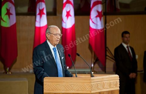 18 août : Allocution du Premier Ministre tunisien de transition, M. Béji Caïd Essebsi, au Palais des Congrès de Tunis. Le Premier ministre tunisien Béji Caïd Essebsi a assuré jeudi que son gouvernement faisait "l'impossible" pour mener à bien la transition et conduire le pays aux élections, dans un discours à la Nation prononcé au Palais des Congrès à Tunis."On a fait l'impossible", a déclaré M. Caïd Essebsi dans un discours de 40 minutes en forme de plaidoyer prononcé devant quelque 250 personnalités politiques et représentants de la société civile."Le gouvernement assume ses responsabilités malgré les difficultés", a ajouté le Premier ministre, en évoquant une situation économique et sociale "très difficile" et en affirmant entendre "les revendications du peuple"."Notre objectif fondamental est d'arriver à l'élection de la Constituante le 23 octobre et d'organiser un scrutin libre et transparent. Si nous n'y arrivons pas, notre gouvernement aura échoué, la révolution aura échoué", a déclaré le Premier ministre, confronté à une contestation croissante.Le gouvernement de transition de M. Caïd Essebsi dirige le pays depuis la fin février, dans la foulée de la chute du régime du président Zine el Abidine Ben Ali, chassé du pouvoir le 14 janvier par un soulèvement populaire.