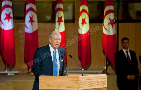 18 août : Allocution du Premier Ministre tunisien de transition, M. Béji Caïd Essebsi, au Palais des Congrès de Tunis. Le Premier ministre tunisien Béji Caïd Essebsi a assuré jeudi que son gouvernement faisait "l'impossible" pour mener à bien la transition et conduire le pays aux élections, dans un discours à la Nation prononcé au Palais des Congrès à Tunis."On a fait l'impossible", a déclaré M. Caïd Essebsi dans un discours de 40 minutes en forme de plaidoyer prononcé devant quelque 250 personnalités politiques et représentants de la société civile."Le gouvernement assume ses responsabilités malgré les difficultés", a ajouté le Premier ministre, en évoquant une situation économique et sociale "très difficile" et en affirmant entendre "les revendications du peuple"."Notre objectif fondamental est d'arriver à l'élection de la Constituante le 23 octobre et d'organiser un scrutin libre et transparent. Si nous n'y arrivons pas, notre gouvernement aura échoué, la révolution aura échoué", a déclaré le Premier ministre, confronté à une contestation croissante.Le gouvernement de transition de M. Caïd Essebsi dirige le pays depuis la fin février, dans la foulée de la chute du régime du président Zine el Abidine Ben Ali, chassé du pouvoir le 14 janvier par un soulèvement populaire.