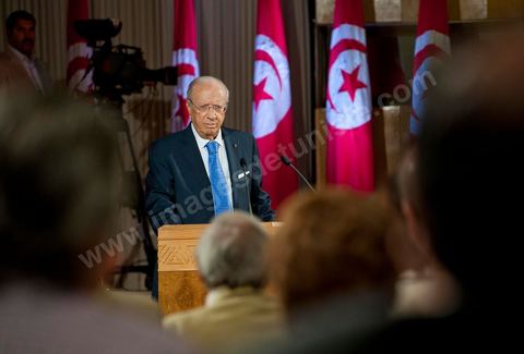 18 août : Allocution du Premier Ministre tunisien de transition, M. Béji Caïd Essebsi, au Palais des Congrès de Tunis. Le Premier ministre tunisien Béji Caïd Essebsi a assuré jeudi que son gouvernement faisait "l'impossible" pour mener à bien la transition et conduire le pays aux élections, dans un discours à la Nation prononcé au Palais des Congrès à Tunis."On a fait l'impossible", a déclaré M. Caïd Essebsi dans un discours de 40 minutes en forme de plaidoyer prononcé devant quelque 250 personnalités politiques et représentants de la société civile."Le gouvernement assume ses responsabilités malgré les difficultés", a ajouté le Premier ministre, en évoquant une situation économique et sociale "très difficile" et en affirmant entendre "les revendications du peuple"."Notre objectif fondamental est d'arriver à l'élection de la Constituante le 23 octobre et d'organiser un scrutin libre et transparent. Si nous n'y arrivons pas, notre gouvernement aura échoué, la révolution aura échoué", a déclaré le Premier ministre, confronté à une contestation croissante.Le gouvernement de transition de M. Caïd Essebsi dirige le pays depuis la fin février, dans la foulée de la chute du régime du président Zine el Abidine Ben Ali, chassé du pouvoir le 14 janvier par un soulèvement populaire.