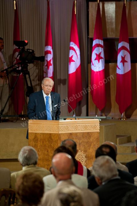 18 août : Allocution du Premier Ministre tunisien de transition, M. Béji Caïd Essebsi, au Palais des Congrès de Tunis. Le Premier ministre tunisien Béji Caïd Essebsi a assuré jeudi que son gouvernement faisait "l'impossible" pour mener à bien la transition et conduire le pays aux élections, dans un discours à la Nation prononcé au Palais des Congrès à Tunis."On a fait l'impossible", a déclaré M. Caïd Essebsi dans un discours de 40 minutes en forme de plaidoyer prononcé devant quelque 250 personnalités politiques et représentants de la société civile."Le gouvernement assume ses responsabilités malgré les difficultés", a ajouté le Premier ministre, en évoquant une situation économique et sociale "très difficile" et en affirmant entendre "les revendications du peuple"."Notre objectif fondamental est d'arriver à l'élection de la Constituante le 23 octobre et d'organiser un scrutin libre et transparent. Si nous n'y arrivons pas, notre gouvernement aura échoué, la révolution aura échoué", a déclaré le Premier ministre, confronté à une contestation croissante.Le gouvernement de transition de M. Caïd Essebsi dirige le pays depuis la fin février, dans la foulée de la chute du régime du président Zine el Abidine Ben Ali, chassé du pouvoir le 14 janvier par un soulèvement populaire.