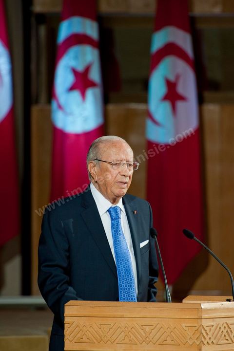 18 août : Allocution du Premier Ministre tunisien de transition, M. Béji Caïd Essebsi, au Palais des Congrès de Tunis. Le Premier ministre tunisien Béji Caïd Essebsi a assuré jeudi que son gouvernement faisait "l'impossible" pour mener à bien la transition et conduire le pays aux élections, dans un discours à la Nation prononcé au Palais des Congrès à Tunis."On a fait l'impossible", a déclaré M. Caïd Essebsi dans un discours de 40 minutes en forme de plaidoyer prononcé devant quelque 250 personnalités politiques et représentants de la société civile."Le gouvernement assume ses responsabilités malgré les difficultés", a ajouté le Premier ministre, en évoquant une situation économique et sociale "très difficile" et en affirmant entendre "les revendications du peuple"."Notre objectif fondamental est d'arriver à l'élection de la Constituante le 23 octobre et d'organiser un scrutin libre et transparent. Si nous n'y arrivons pas, notre gouvernement aura échoué, la révolution aura échoué", a déclaré le Premier ministre, confronté à une contestation croissante.Le gouvernement de transition de M. Caïd Essebsi dirige le pays depuis la fin février, dans la foulée de la chute du régime du président Zine el Abidine Ben Ali, chassé du pouvoir le 14 janvier par un soulèvement populaire.