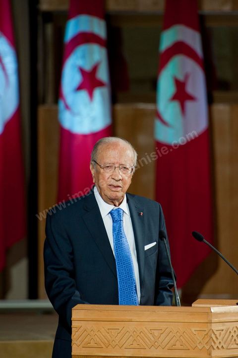18 août : Allocution du Premier Ministre tunisien de transition, M. Béji Caïd Essebsi, au Palais des Congrès de Tunis. Le Premier ministre tunisien Béji Caïd Essebsi a assuré jeudi que son gouvernement faisait "l'impossible" pour mener à bien la transition et conduire le pays aux élections, dans un discours à la Nation prononcé au Palais des Congrès à Tunis."On a fait l'impossible", a déclaré M. Caïd Essebsi dans un discours de 40 minutes en forme de plaidoyer prononcé devant quelque 250 personnalités politiques et représentants de la société civile."Le gouvernement assume ses responsabilités malgré les difficultés", a ajouté le Premier ministre, en évoquant une situation économique et sociale "très difficile" et en affirmant entendre "les revendications du peuple"."Notre objectif fondamental est d'arriver à l'élection de la Constituante le 23 octobre et d'organiser un scrutin libre et transparent. Si nous n'y arrivons pas, notre gouvernement aura échoué, la révolution aura échoué", a déclaré le Premier ministre, confronté à une contestation croissante.Le gouvernement de transition de M. Caïd Essebsi dirige le pays depuis la fin février, dans la foulée de la chute du régime du président Zine el Abidine Ben Ali, chassé du pouvoir le 14 janvier par un soulèvement populaire.
