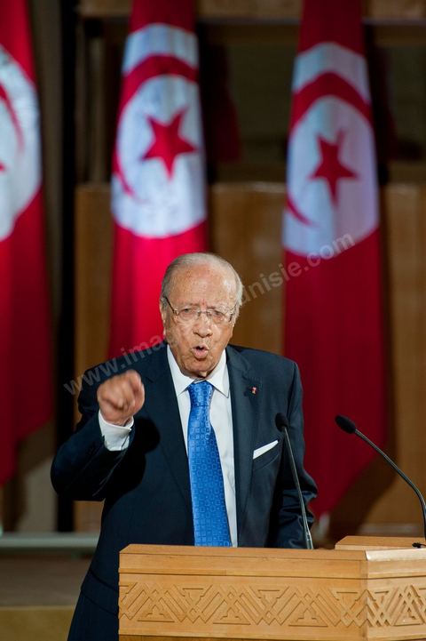 18 août : Allocution du Premier Ministre tunisien de transition, M. Béji Caïd Essebsi, au Palais des Congrès de Tunis. Le Premier ministre tunisien Béji Caïd Essebsi a assuré jeudi que son gouvernement faisait "l'impossible" pour mener à bien la transition et conduire le pays aux élections, dans un discours à la Nation prononcé au Palais des Congrès à Tunis."On a fait l'impossible", a déclaré M. Caïd Essebsi dans un discours de 40 minutes en forme de plaidoyer prononcé devant quelque 250 personnalités politiques et représentants de la société civile."Le gouvernement assume ses responsabilités malgré les difficultés", a ajouté le Premier ministre, en évoquant une situation économique et sociale "très difficile" et en affirmant entendre "les revendications du peuple"."Notre objectif fondamental est d'arriver à l'élection de la Constituante le 23 octobre et d'organiser un scrutin libre et transparent. Si nous n'y arrivons pas, notre gouvernement aura échoué, la révolution aura échoué", a déclaré le Premier ministre, confronté à une contestation croissante.Le gouvernement de transition de M. Caïd Essebsi dirige le pays depuis la fin février, dans la foulée de la chute du régime du président Zine el Abidine Ben Ali, chassé du pouvoir le 14 janvier par un soulèvement populaire.