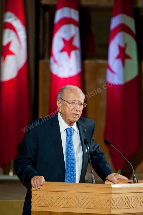 18 août : Allocution du Premier Ministre tunisien de transition, M. Béji Caïd Essebsi, au Palais des Congrès de Tunis. Le Premier ministre tunisien Béji Caïd Essebsi a assuré jeudi que son gouvernement faisait "l'impossible" pour mener à bien la transition et conduire le pays aux élections, dans un discours à la Nation prononcé au Palais des Congrès à Tunis."On a fait l'impossible", a déclaré M. Caïd Essebsi dans un discours de 40 minutes en forme de plaidoyer prononcé devant quelque 250 personnalités politiques et représentants de la société civile."Le gouvernement assume ses responsabilités malgré les difficultés", a ajouté le Premier ministre, en évoquant une situation économique et sociale "très difficile" et en affirmant entendre "les revendications du peuple"."Notre objectif fondamental est d'arriver à l'élection de la Constituante le 23 octobre et d'organiser un scrutin libre et transparent. Si nous n'y arrivons pas, notre gouvernement aura échoué, la révolution aura échoué", a déclaré le Premier ministre, confronté à une contestation croissante.Le gouvernement de transition de M. Caïd Essebsi dirige le pays depuis la fin février, dans la foulée de la chute du régime du président Zine el Abidine Ben Ali, chassé du pouvoir le 14 janvier par un soulèvement populaire.