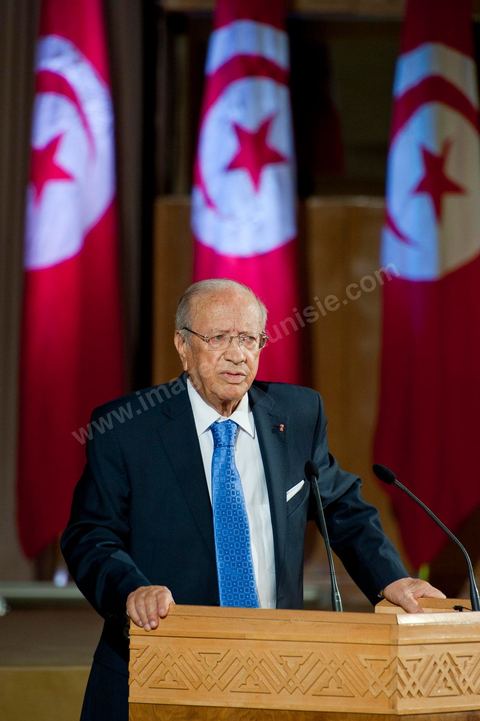 18 août : Allocution du Premier Ministre tunisien de transition, M. Béji Caïd Essebsi, au Palais des Congrès de Tunis. Le Premier ministre tunisien Béji Caïd Essebsi a assuré jeudi que son gouvernement faisait "l'impossible" pour mener à bien la transition et conduire le pays aux élections, dans un discours à la Nation prononcé au Palais des Congrès à Tunis."On a fait l'impossible", a déclaré M. Caïd Essebsi dans un discours de 40 minutes en forme de plaidoyer prononcé devant quelque 250 personnalités politiques et représentants de la société civile."Le gouvernement assume ses responsabilités malgré les difficultés", a ajouté le Premier ministre, en évoquant une situation économique et sociale "très difficile" et en affirmant entendre "les revendications du peuple"."Notre objectif fondamental est d'arriver à l'élection de la Constituante le 23 octobre et d'organiser un scrutin libre et transparent. Si nous n'y arrivons pas, notre gouvernement aura échoué, la révolution aura échoué", a déclaré le Premier ministre, confronté à une contestation croissante.Le gouvernement de transition de M. Caïd Essebsi dirige le pays depuis la fin février, dans la foulée de la chute du régime du président Zine el Abidine Ben Ali, chassé du pouvoir le 14 janvier par un soulèvement populaire.