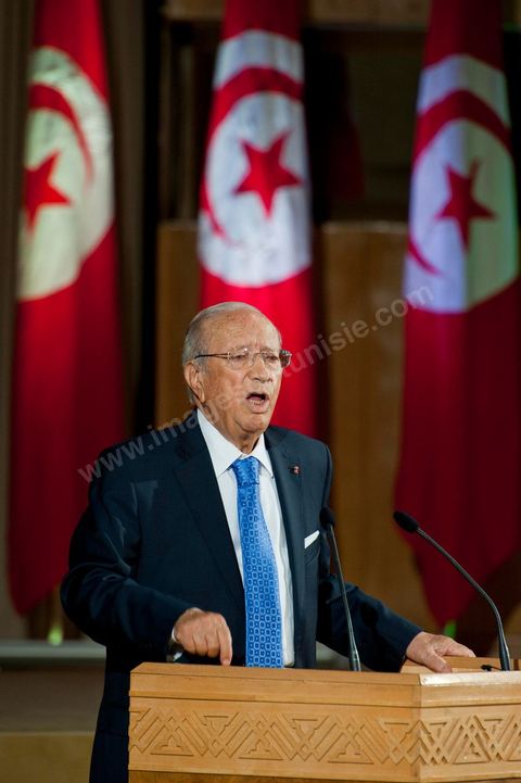 18 août : Allocution du Premier Ministre tunisien de transition, M. Béji Caïd Essebsi, au Palais des Congrès de Tunis. Le Premier ministre tunisien Béji Caïd Essebsi a assuré jeudi que son gouvernement faisait "l'impossible" pour mener à bien la transition et conduire le pays aux élections, dans un discours à la Nation prononcé au Palais des Congrès à Tunis."On a fait l'impossible", a déclaré M. Caïd Essebsi dans un discours de 40 minutes en forme de plaidoyer prononcé devant quelque 250 personnalités politiques et représentants de la société civile."Le gouvernement assume ses responsabilités malgré les difficultés", a ajouté le Premier ministre, en évoquant une situation économique et sociale "très difficile" et en affirmant entendre "les revendications du peuple"."Notre objectif fondamental est d'arriver à l'élection de la Constituante le 23 octobre et d'organiser un scrutin libre et transparent. Si nous n'y arrivons pas, notre gouvernement aura échoué, la révolution aura échoué", a déclaré le Premier ministre, confronté à une contestation croissante.Le gouvernement de transition de M. Caïd Essebsi dirige le pays depuis la fin février, dans la foulée de la chute du régime du président Zine el Abidine Ben Ali, chassé du pouvoir le 14 janvier par un soulèvement populaire.