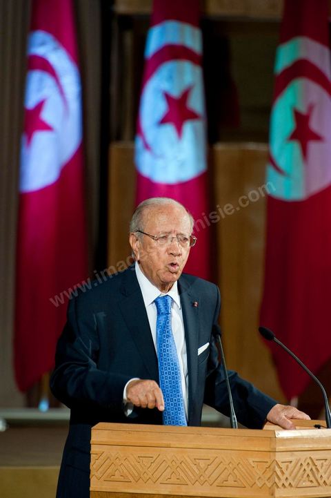 18 août : Allocution du Premier Ministre tunisien de transition, M. Béji Caïd Essebsi, au Palais des Congrès de Tunis. Le Premier ministre tunisien Béji Caïd Essebsi a assuré jeudi que son gouvernement faisait "l'impossible" pour mener à bien la transition et conduire le pays aux élections, dans un discours à la Nation prononcé au Palais des Congrès à Tunis."On a fait l'impossible", a déclaré M. Caïd Essebsi dans un discours de 40 minutes en forme de plaidoyer prononcé devant quelque 250 personnalités politiques et représentants de la société civile."Le gouvernement assume ses responsabilités malgré les difficultés", a ajouté le Premier ministre, en évoquant une situation économique et sociale "très difficile" et en affirmant entendre "les revendications du peuple"."Notre objectif fondamental est d'arriver à l'élection de la Constituante le 23 octobre et d'organiser un scrutin libre et transparent. Si nous n'y arrivons pas, notre gouvernement aura échoué, la révolution aura échoué", a déclaré le Premier ministre, confronté à une contestation croissante.Le gouvernement de transition de M. Caïd Essebsi dirige le pays depuis la fin février, dans la foulée de la chute du régime du président Zine el Abidine Ben Ali, chassé du pouvoir le 14 janvier par un soulèvement populaire.