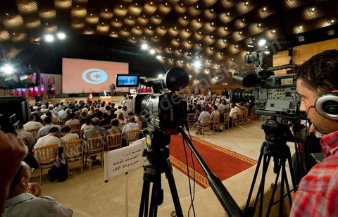 18 août : Allocution du Premier Ministre tunisien de transition, M. Béji Caïd Essebsi, au Palais des Congrès de Tunis. Le Premier ministre tunisien Béji Caïd Essebsi a assuré jeudi que son gouvernement faisait "l'impossible" pour mener à bien la transition et conduire le pays aux élections, dans un discours à la Nation prononcé au Palais des Congrès à Tunis."On a fait l'impossible", a déclaré M. Caïd Essebsi dans un discours de 40 minutes en forme de plaidoyer prononcé devant quelque 250 personnalités politiques et représentants de la société civile."Le gouvernement assume ses responsabilités malgré les difficultés", a ajouté le Premier ministre, en évoquant une situation économique et sociale "très difficile" et en affirmant entendre "les revendications du peuple"."Notre objectif fondamental est d'arriver à l'élection de la Constituante le 23 octobre et d'organiser un scrutin libre et transparent. Si nous n'y arrivons pas, notre gouvernement aura échoué, la révolution aura échoué", a déclaré le Premier ministre, confronté à une contestation croissante.Le gouvernement de transition de M. Caïd Essebsi dirige le pays depuis la fin février, dans la foulée de la chute du régime du président Zine el Abidine Ben Ali, chassé du pouvoir le 14 janvier par un soulèvement populaire.