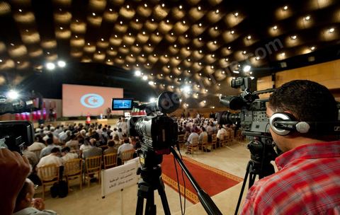 18 août : Allocution du Premier Ministre tunisien de transition, M. Béji Caïd Essebsi, au Palais des Congrès de Tunis. Le Premier ministre tunisien Béji Caïd Essebsi a assuré jeudi que son gouvernement faisait "l'impossible" pour mener à bien la transition et conduire le pays aux élections, dans un discours à la Nation prononcé au Palais des Congrès à Tunis."On a fait l'impossible", a déclaré M. Caïd Essebsi dans un discours de 40 minutes en forme de plaidoyer prononcé devant quelque 250 personnalités politiques et représentants de la société civile."Le gouvernement assume ses responsabilités malgré les difficultés", a ajouté le Premier ministre, en évoquant une situation économique et sociale "très difficile" et en affirmant entendre "les revendications du peuple"."Notre objectif fondamental est d'arriver à l'élection de la Constituante le 23 octobre et d'organiser un scrutin libre et transparent. Si nous n'y arrivons pas, notre gouvernement aura échoué, la révolution aura échoué", a déclaré le Premier ministre, confronté à une contestation croissante.Le gouvernement de transition de M. Caïd Essebsi dirige le pays depuis la fin février, dans la foulée de la chute du régime du président Zine el Abidine Ben Ali, chassé du pouvoir le 14 janvier par un soulèvement populaire.