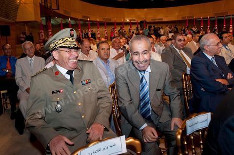 18 août : Le Général Rachid Ammar, Chef des Armées, à l'Allocution du Premier Ministre tunisien de transition, M. Béji Caïd Essebsi, au Palais des Congrès de Tunis. Le Premier ministre tunisien Béji Caïd Essebsi a assuré jeudi que son gouvernement faisait "l'impossible" pour mener à bien la transition et conduire le pays aux élections, dans un discours à la Nation prononcé au Palais des Congrès à Tunis."On a fait l'impossible", a déclaré M. Caïd Essebsi dans un discours de 40 minutes en forme de plaidoyer prononcé devant quelque 250 personnalités politiques et représentants de la société civile."Le gouvernement assume ses responsabilités malgré les difficultés", a ajouté le Premier ministre, en évoquant une situation économique et sociale "très difficile" et en affirmant entendre "les revendications du peuple"."Notre objectif fondamental est d'arriver à l'élection de la Constituante le 23 octobre et d'organiser un scrutin libre et transparent. Si nous n'y arrivons pas, notre gouvernement aura échoué, la révolution aura échoué", a déclaré le Premier ministre, confronté à une contestation croissante.Le gouvernement de transition de M. Caïd Essebsi dirige le pays depuis la fin février, dans la foulée de la chute du régime du président Zine el Abidine Ben Ali, chassé du pouvoir le 14 janvier par un soulèvement populaire.