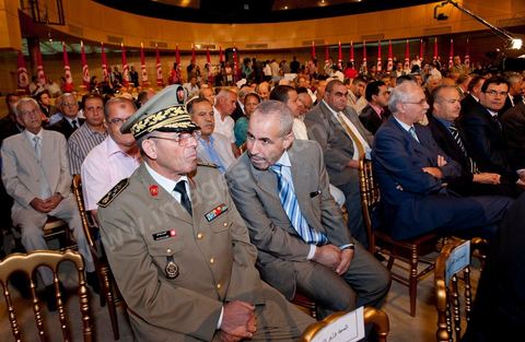 18 août : Le Général Rachid Ammar, Chef des Armées, à l'Allocution du Premier Ministre tunisien de transition, M. Béji Caïd Essebsi, au Palais des Congrès de Tunis. Le Premier ministre tunisien Béji Caïd Essebsi a assuré jeudi que son gouvernement faisait "l'impossible" pour mener à bien la transition et conduire le pays aux élections, dans un discours à la Nation prononcé au Palais des Congrès à Tunis."On a fait l'impossible", a déclaré M. Caïd Essebsi dans un discours de 40 minutes en forme de plaidoyer prononcé devant quelque 250 personnalités politiques et représentants de la société civile."Le gouvernement assume ses responsabilités malgré les difficultés", a ajouté le Premier ministre, en évoquant une situation économique et sociale "très difficile" et en affirmant entendre "les revendications du peuple"."Notre objectif fondamental est d'arriver à l'élection de la Constituante le 23 octobre et d'organiser un scrutin libre et transparent. Si nous n'y arrivons pas, notre gouvernement aura échoué, la révolution aura échoué", a déclaré le Premier ministre, confronté à une contestation croissante.Le gouvernement de transition de M. Caïd Essebsi dirige le pays depuis la fin février, dans la foulée de la chute du régime du président Zine el Abidine Ben Ali, chassé du pouvoir le 14 janvier par un soulèvement populaire.
