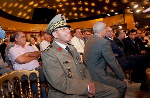 18 août : Le Général Rachid Ammar, Chef des Armées, à l'Allocution du Premier Ministre tunisien de transition, M. Béji Caïd Essebsi, au Palais des Congrès de Tunis. Le Premier ministre tunisien Béji Caïd Essebsi a assuré jeudi que son gouvernement faisait "l'impossible" pour mener à bien la transition et conduire le pays aux élections, dans un discours à la Nation prononcé au Palais des Congrès à Tunis."On a fait l'impossible", a déclaré M. Caïd Essebsi dans un discours de 40 minutes en forme de plaidoyer prononcé devant quelque 250 personnalités politiques et représentants de la société civile."Le gouvernement assume ses responsabilités malgré les difficultés", a ajouté le Premier ministre, en évoquant une situation économique et sociale "très difficile" et en affirmant entendre "les revendications du peuple"."Notre objectif fondamental est d'arriver à l'élection de la Constituante le 23 octobre et d'organiser un scrutin libre et transparent. Si nous n'y arrivons pas, notre gouvernement aura échoué, la révolution aura échoué", a déclaré le Premier ministre, confronté à une contestation croissante.Le gouvernement de transition de M. Caïd Essebsi dirige le pays depuis la fin février, dans la foulée de la chute du régime du président Zine el Abidine Ben Ali, chassé du pouvoir le 14 janvier par un soulèvement populaire.