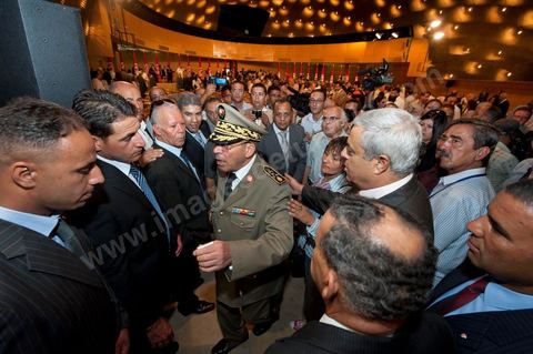 18 août : Le Général Rachid Ammar, Chef des Armées, à l'Allocution du Premier Ministre tunisien de transition, M. Béji Caïd Essebsi, au Palais des Congrès de Tunis. Le Premier ministre tunisien Béji Caïd Essebsi a assuré jeudi que son gouvernement faisait "l'impossible" pour mener à bien la transition et conduire le pays aux élections, dans un discours à la Nation prononcé au Palais des Congrès à Tunis."On a fait l'impossible", a déclaré M. Caïd Essebsi dans un discours de 40 minutes en forme de plaidoyer prononcé devant quelque 250 personnalités politiques et représentants de la société civile."Le gouvernement assume ses responsabilités malgré les difficultés", a ajouté le Premier ministre, en évoquant une situation économique et sociale "très difficile" et en affirmant entendre "les revendications du peuple"."Notre objectif fondamental est d'arriver à l'élection de la Constituante le 23 octobre et d'organiser un scrutin libre et transparent. Si nous n'y arrivons pas, notre gouvernement aura échoué, la révolution aura échoué", a déclaré le Premier ministre, confronté à une contestation croissante.Le gouvernement de transition de M. Caïd Essebsi dirige le pays depuis la fin février, dans la foulée de la chute du régime du président Zine el Abidine Ben Ali, chassé du pouvoir le 14 janvier par un soulèvement populaire.