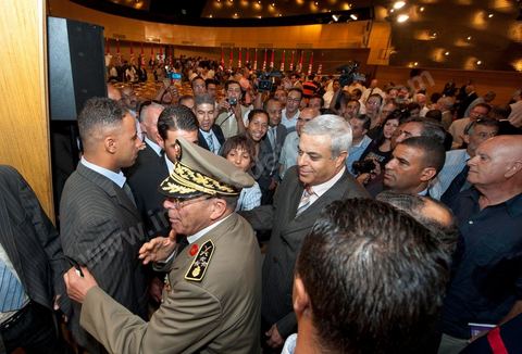 18 août : Le Général Rachid Ammar, Chef des Armées, à l'Allocution du Premier Ministre tunisien de transition, M. Béji Caïd Essebsi, au Palais des Congrès de Tunis. Le Premier ministre tunisien Béji Caïd Essebsi a assuré jeudi que son gouvernement faisait "l'impossible" pour mener à bien la transition et conduire le pays aux élections, dans un discours à la Nation prononcé au Palais des Congrès à Tunis."On a fait l'impossible", a déclaré M. Caïd Essebsi dans un discours de 40 minutes en forme de plaidoyer prononcé devant quelque 250 personnalités politiques et représentants de la société civile."Le gouvernement assume ses responsabilités malgré les difficultés", a ajouté le Premier ministre, en évoquant une situation économique et sociale "très difficile" et en affirmant entendre "les revendications du peuple"."Notre objectif fondamental est d'arriver à l'élection de la Constituante le 23 octobre et d'organiser un scrutin libre et transparent. Si nous n'y arrivons pas, notre gouvernement aura échoué, la révolution aura échoué", a déclaré le Premier ministre, confronté à une contestation croissante.Le gouvernement de transition de M. Caïd Essebsi dirige le pays depuis la fin février, dans la foulée de la chute du régime du président Zine el Abidine Ben Ali, chassé du pouvoir le 14 janvier par un soulèvement populaire.