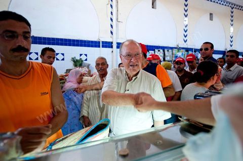 Mustapha Ben Jaafar, secrétaire général et leader du parti démocrate le Forum démocratique pour le travail et les libertés (FDTL) en campagne électoral et la rencontre des citoyens au marché central de Tunis la dernière semaine de ramadan.