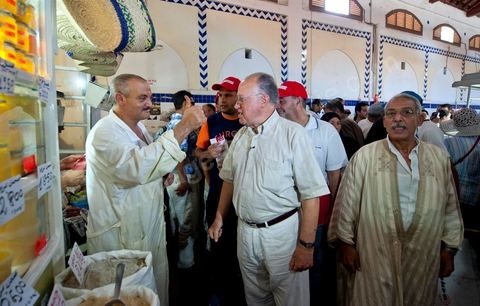 Mustapha Ben Jaafar, secrétaire général et leader du parti démocrate le Forum démocratique pour le travail et les libertés (FDTL) en campagne électoral et la rencontre des citoyens au marché central de Tunis la dernière semaine de ramadan.