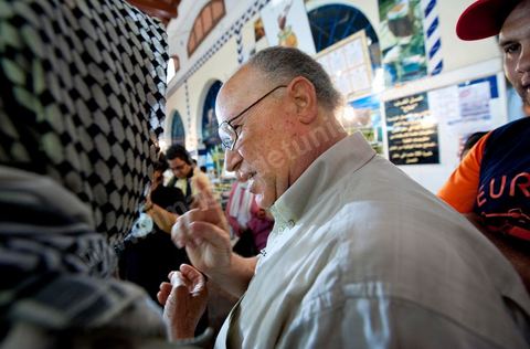 Mustapha Ben Jaafar, secrétaire général et leader du parti démocrate le Forum démocratique pour le travail et les libertés (FDTL) en campagne électoral et la rencontre des citoyens au marché central de Tunis la dernière semaine de ramadan.