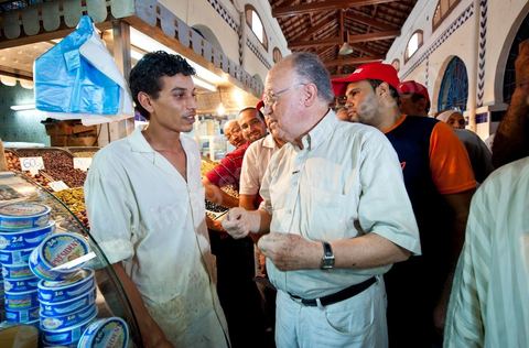 Mustapha Ben Jaafar, secrétaire général et leader du parti démocrate le Forum démocratique pour le travail et les libertés (FDTL) en campagne électoral et la rencontre des citoyens au marché central de Tunis la dernière semaine de ramadan.