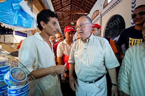 Mustapha Ben Jaafar, secrétaire général et leader du parti démocrate le Forum démocratique pour le travail et les libertés (FDTL) en campagne électoral et la rencontre des citoyens au marché central de Tunis la dernière semaine de ramadan.