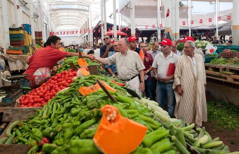 Mustapha Ben Jaafar, secrétaire général et leader du parti démocrate le Forum démocratique pour le travail et les libertés (FDTL) en campagne électoral et la rencontre des citoyens au marché central de Tunis la dernière semaine de ramadan.