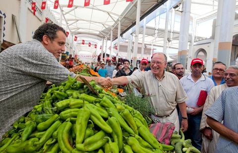 Mustapha Ben Jaafar, secrétaire général et leader du parti démocrate le Forum démocratique pour le travail et les libertés (FDTL) en campagne électoral et la rencontre des citoyens au marché central de Tunis la dernière semaine de ramadan.