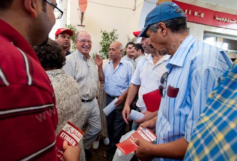 Mustapha Ben Jaafar, secrétaire général et leader du parti démocrate le Forum démocratique pour le travail et les libertés (FDTL) en campagne électoral et la rencontre des citoyens au marché central de Tunis la dernière semaine de ramadan.