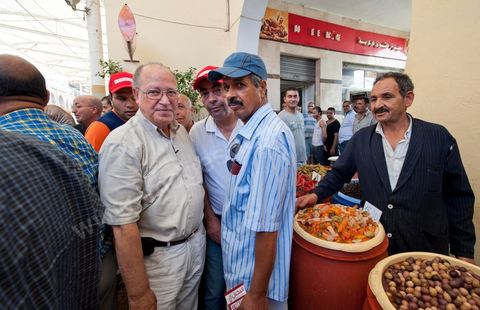 Mustapha Ben Jaafar, secrétaire général et leader du parti démocrate le Forum démocratique pour le travail et les libertés (FDTL) en campagne électoral et la rencontre des citoyens au marché central de Tunis la dernière semaine de ramadan.