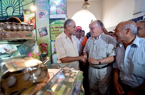 Mustapha Ben Jaafar, secrétaire général et leader du parti démocrate le Forum démocratique pour le travail et les libertés (FDTL) en campagne électoral et la rencontre des citoyens au marché central de Tunis la dernière semaine de ramadan.