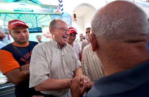 Mustapha Ben Jaafar, secrétaire général et leader du parti démocrate le Forum démocratique pour le travail et les libertés (FDTL) en campagne électoral et la rencontre des citoyens au marché central de Tunis la dernière semaine de ramadan.
