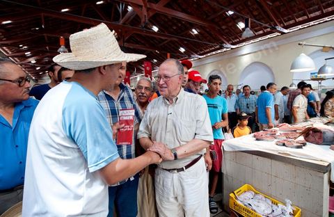 Mustapha Ben Jaafar, secrétaire général et leader du parti démocrate le Forum démocratique pour le travail et les libertés (FDTL) en campagne électoral et la rencontre des citoyens au marché central de Tunis la dernière semaine de ramadan.
