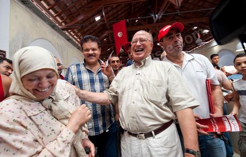 Mustapha Ben Jaafar, secrétaire général et leader du parti démocrate le Forum démocratique pour le travail et les libertés (FDTL) en campagne électoral et la rencontre des citoyens au marché central de Tunis la dernière semaine de ramadan.