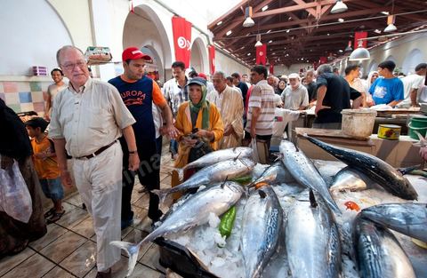 Mustapha Ben Jaafar, secrétaire général et leader du parti démocrate le Forum démocratique pour le travail et les libertés (FDTL) en campagne électoral et la rencontre des citoyens au marché central de Tunis la dernière semaine de ramadan.