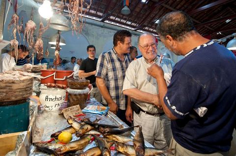 Mustapha Ben Jaafar, secrétaire général et leader du parti démocrate le Forum démocratique pour le travail et les libertés (FDTL) en campagne électoral et la rencontre des citoyens au marché central de Tunis la dernière semaine de ramadan.