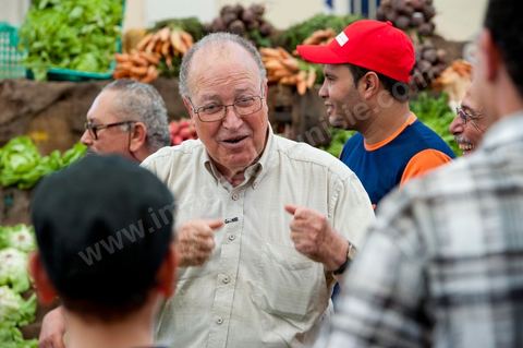 Mustapha Ben Jaafar, secrétaire général et leader du parti démocrate le Forum démocratique pour le travail et les libertés (FDTL) en campagne électoral et la rencontre des citoyens au marché central de Tunis la dernière semaine de ramadan.