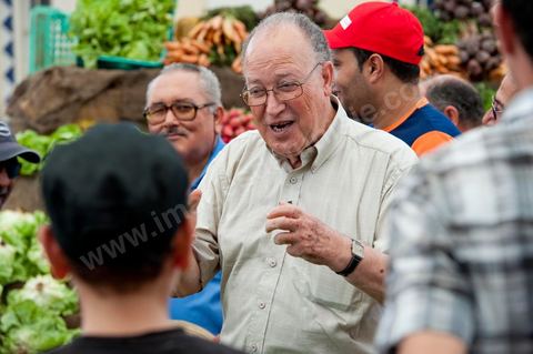 Mustapha Ben Jaafar, secrétaire général et leader du parti démocrate le Forum démocratique pour le travail et les libertés (FDTL) en campagne électoral et la rencontre des citoyens au marché central de Tunis la dernière semaine de ramadan.